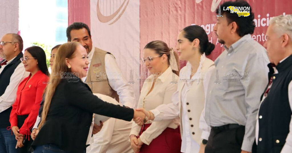 Encabeza Fernando Remes Ia entrega de calzado a estudiantes de Poza Rica