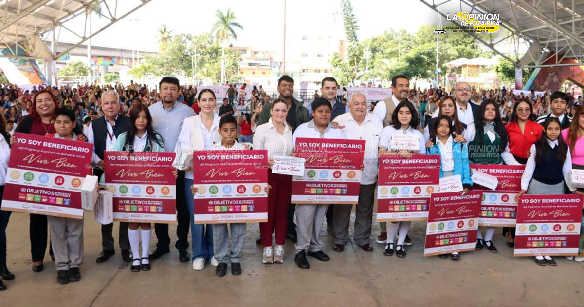 Encabeza Fernando Remes Ia entrega de calzado a estudiantes de Poza Rica