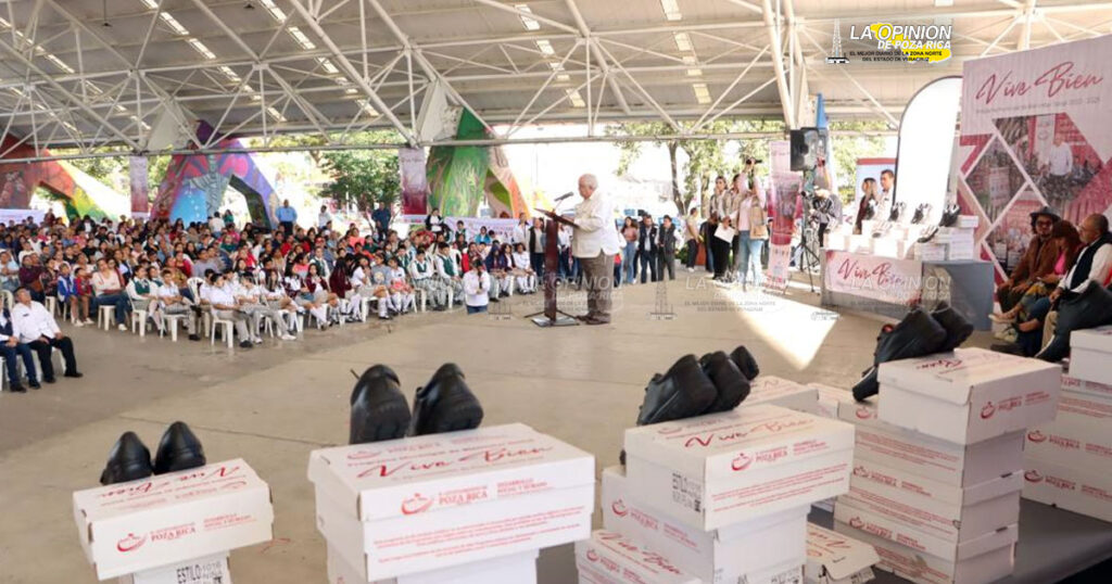 Encabeza Fernando Remes Ia entrega de calzado a estudiantes de Poza Rica