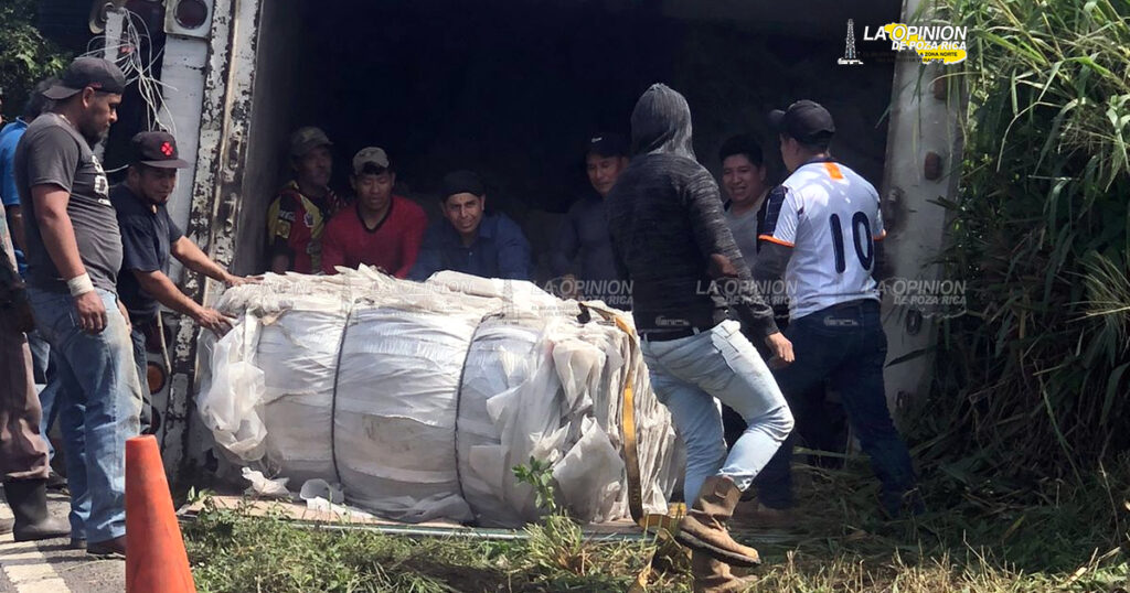 Vuelca carguero en la Pachuca-Tuxpan