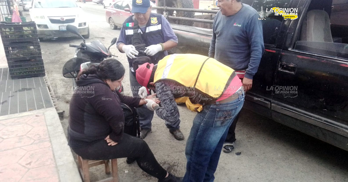 Derrapa mujer en su motocicleta