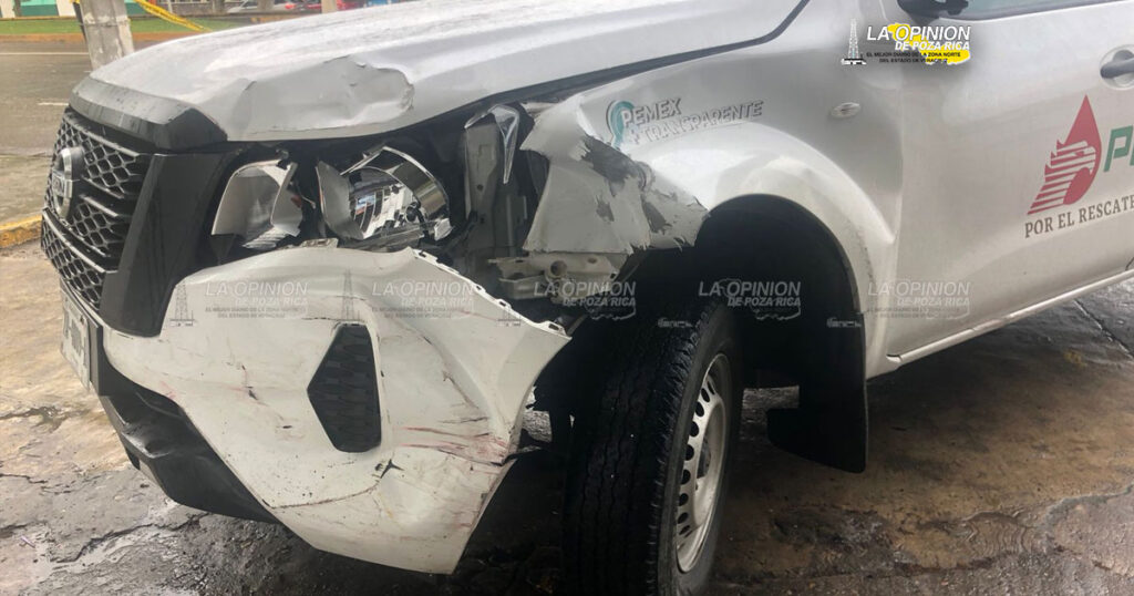 Automóvil choca con camioneta de PEMEX
