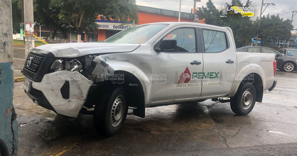 Automóvil choca con camioneta de PEMEX