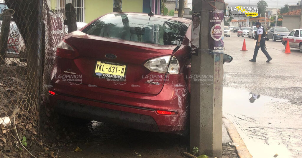 Automóvil choca con camioneta de PEMEX