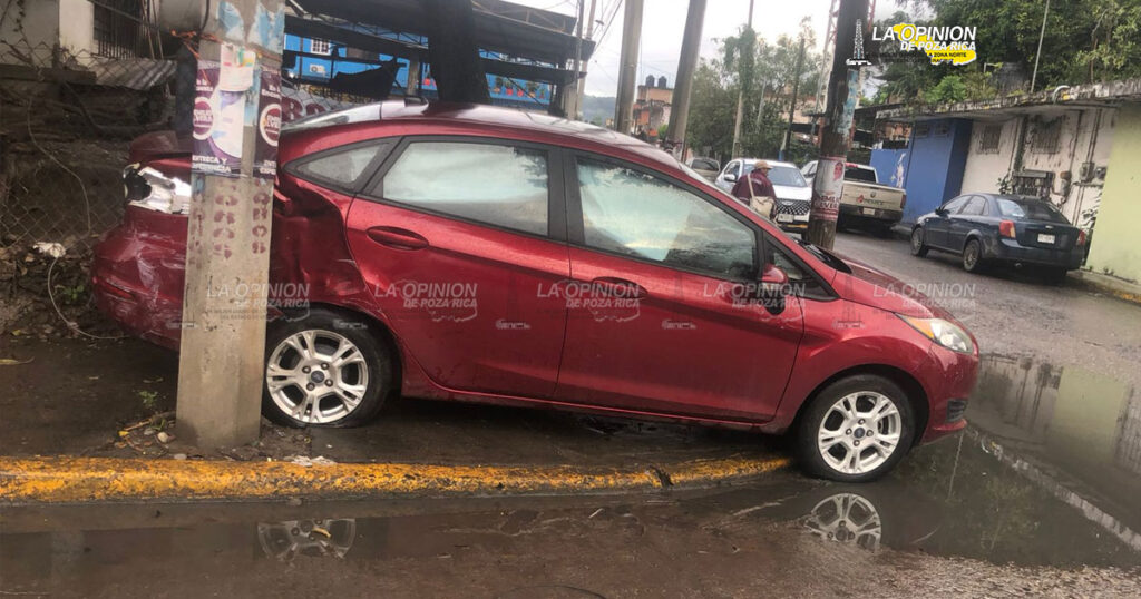 Automóvil choca con camioneta de PEMEX