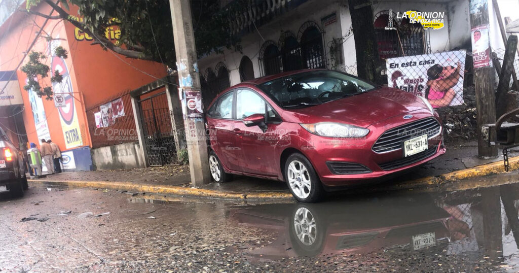 Automóvil choca con camioneta de PEMEX