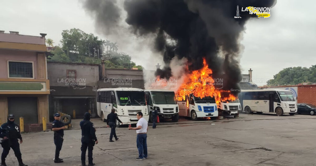 Autobuses consumidos por el fuego