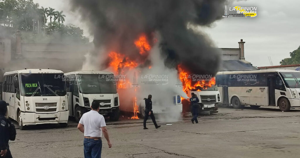 Autobuses consumidos por el fuego