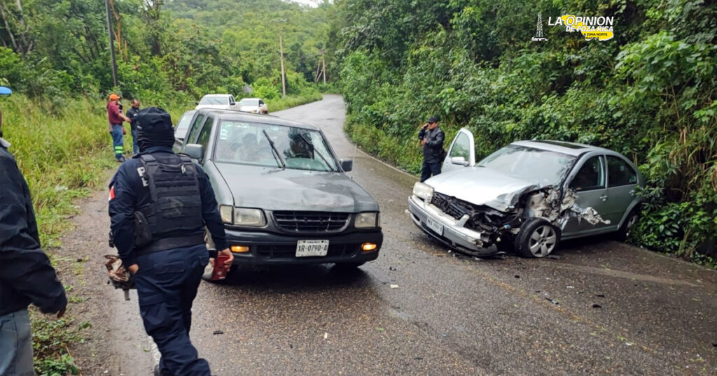 Invade carril y provoca fuerte accidente