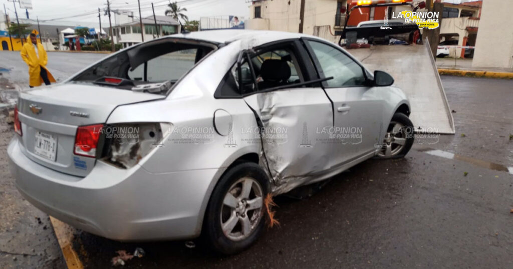 Auto Chevrolet se estrella contra palma y jardinera