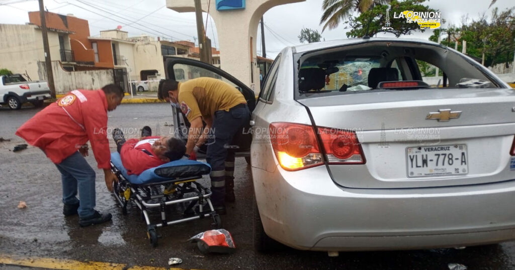 Auto Chevrolet se estrella contra palma y jardinera