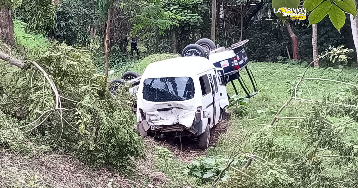 Vuelca patrulla y combi colectivo en el tramo Villa Ávila Camacho