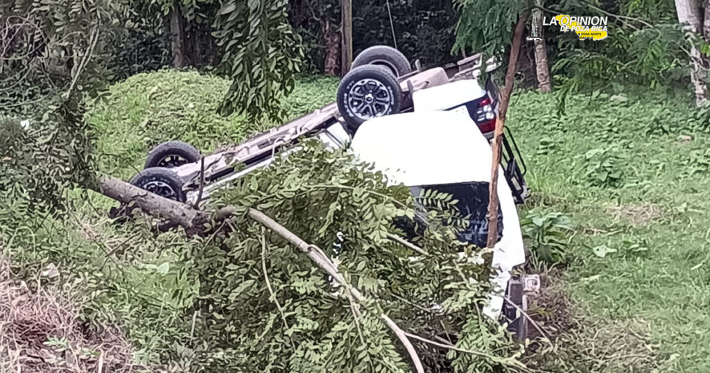 Vuelca patrulla y combi colectivo en el tramo Villa Ávila Camacho
