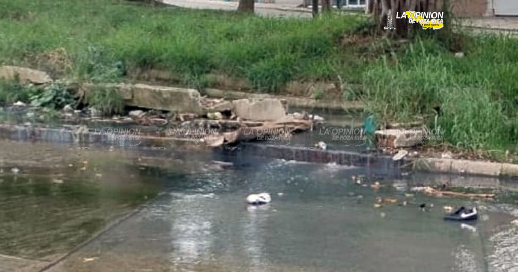 Limpian dren pluvial contaminado con aguas negras