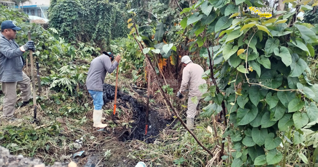 Limpian dren pluvial contaminado con aguas negras