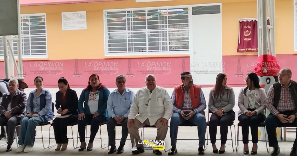 Entrega Fernando Remes Garza tres aulas en primaria de Poza Rica