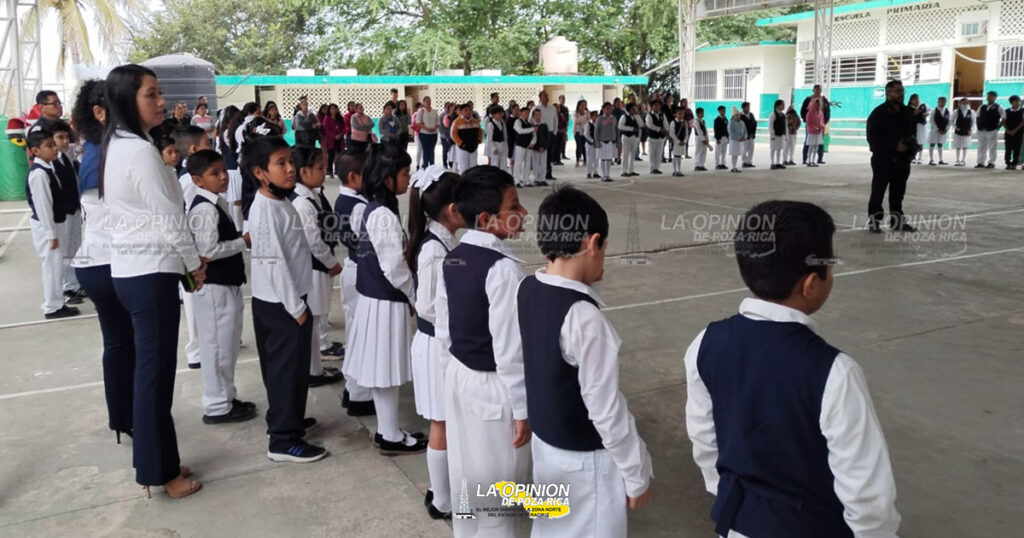 Entrega Fernando Remes Garza tres aulas en primaria de Poza Rica