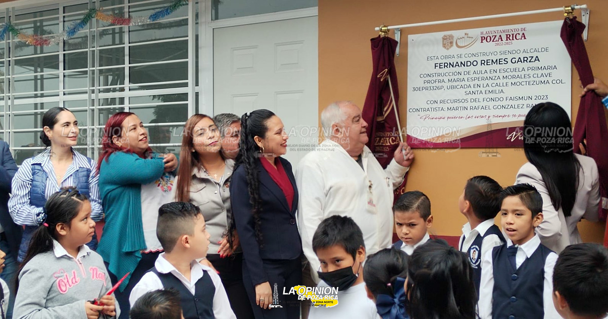 Entrega Fernando Remes Garza tres aulas en primaria de Poza Rica