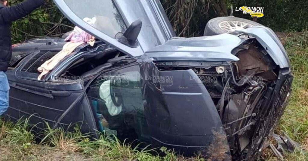 Volcadura de Camioneta Deja tres lesionados