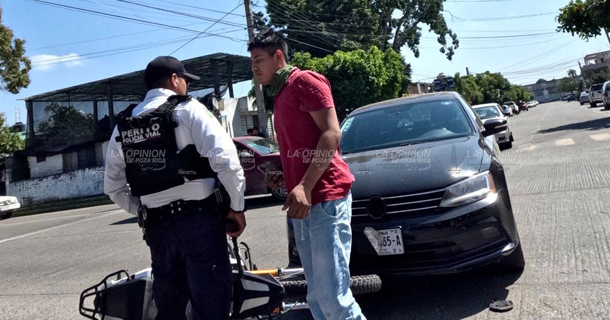 Jetta derriba motociclista en la 27