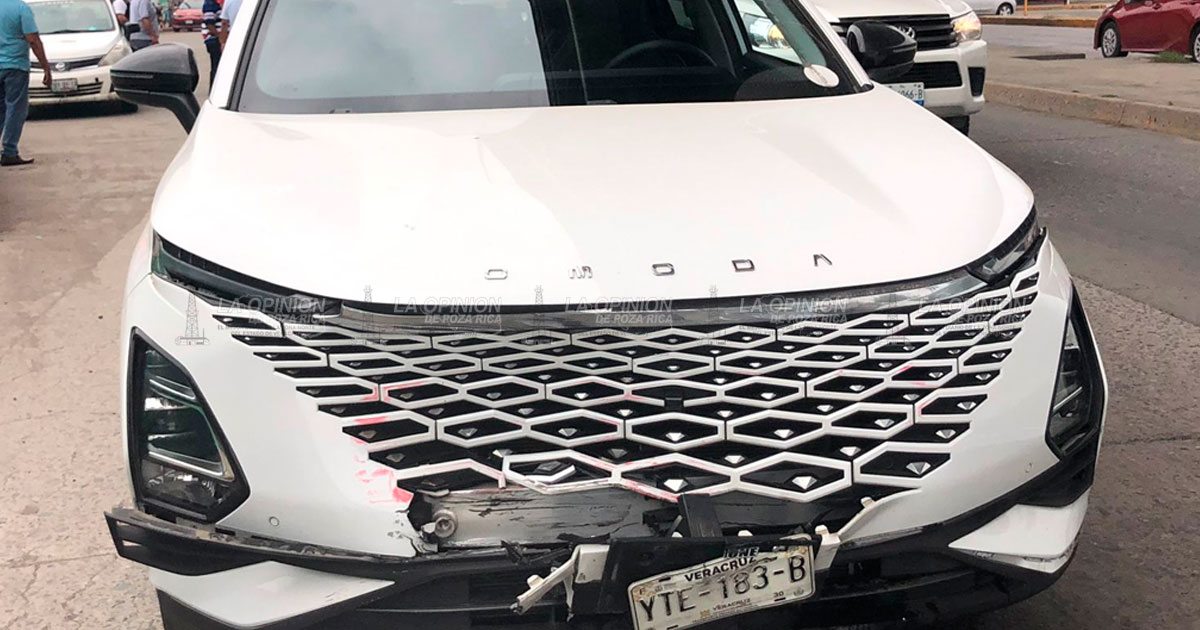 Le dio el "tramafa" y choca con taxi