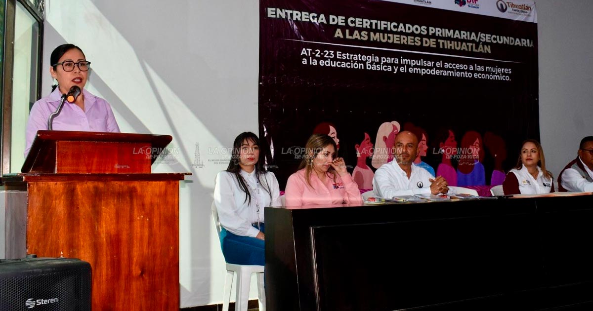 Abate IVEA el rezago educativo en Tihuatlán