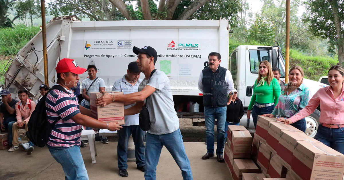 Entrega de despensas a empleados municipales