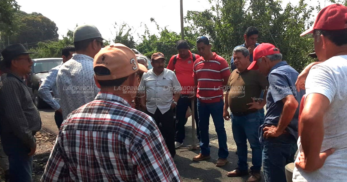 Asfaltan carretera de mala gana y chafa