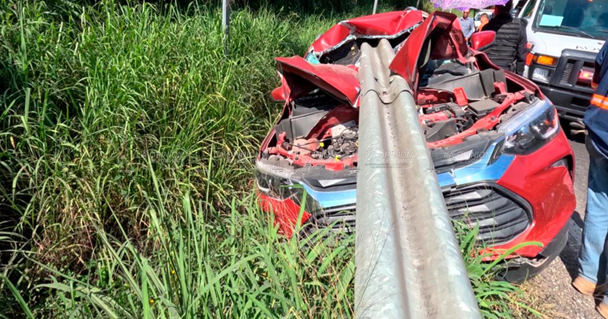 Se ensarta camioneta en valla de acero