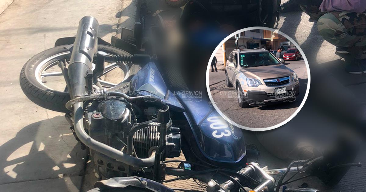 Se ensarta moto en camioneta