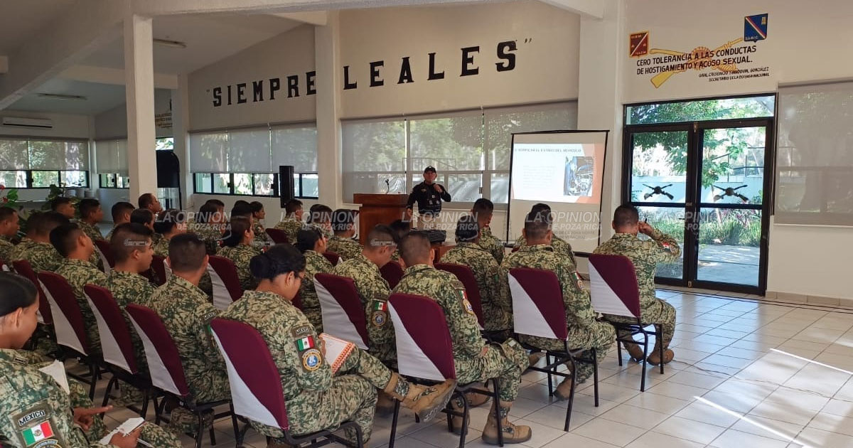 Dan curso de manejo a personal militar