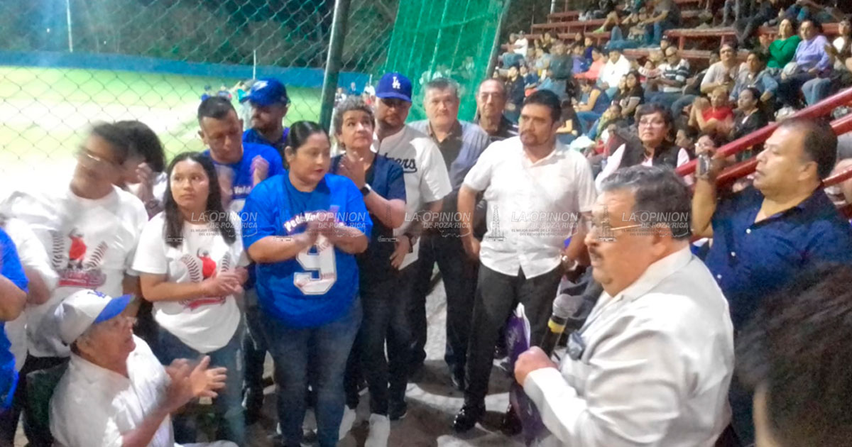 Homenajean a deportista En Cerro Azul