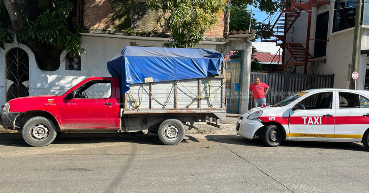 Taxi y camioneta se ensartan en la 20