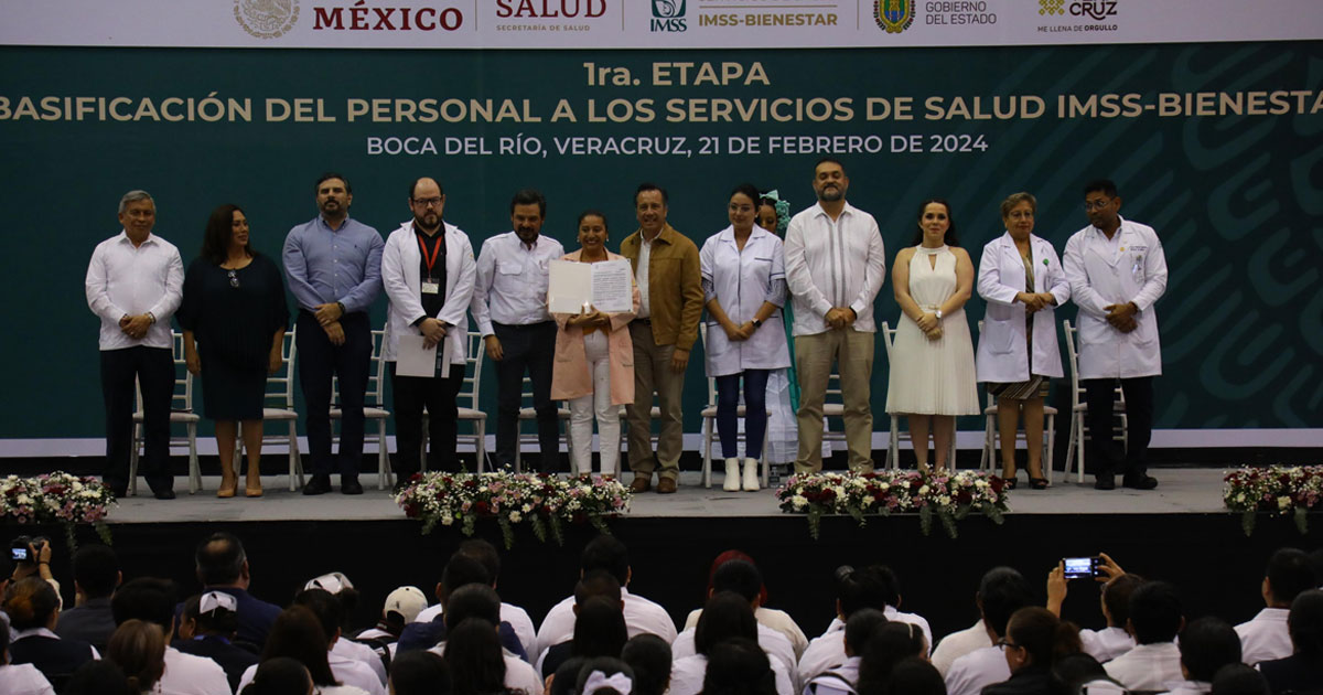 Entregan IMSS y gobierno de Veracruz basificación a 3 mil 328 trabajadores de la salud del IMSS-Bienestar