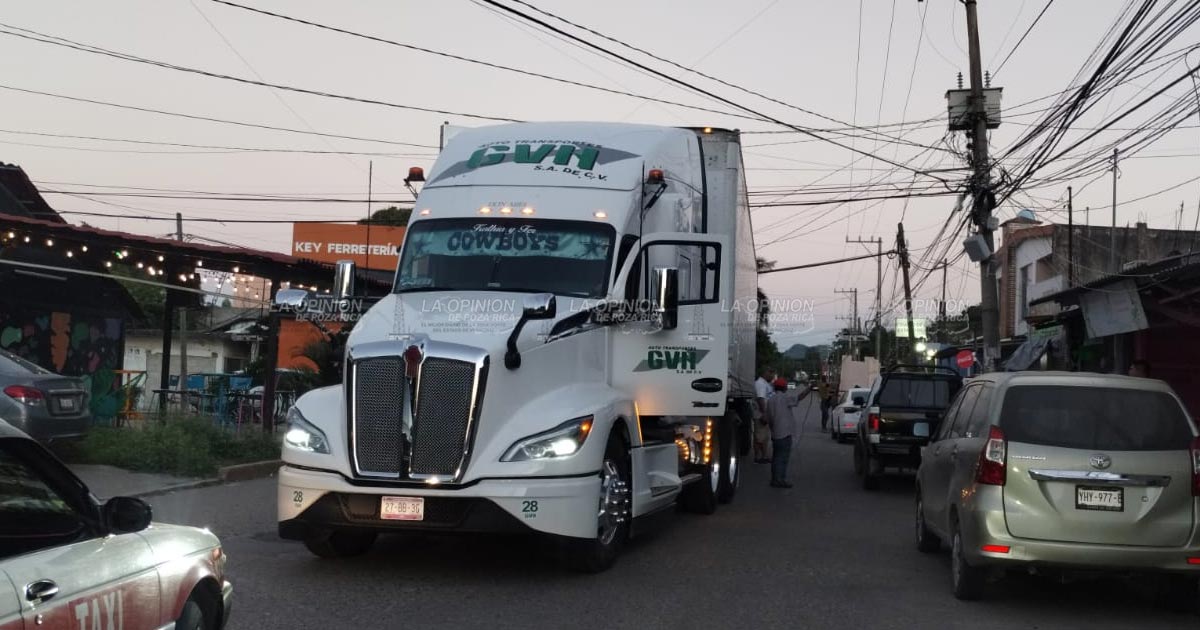 Trailero los deja sin luz