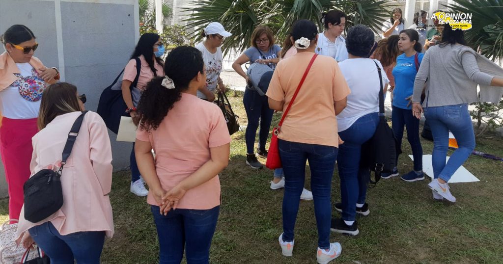 Manifestación en evento de IMSS Bienestar en WTC de Boca del Río