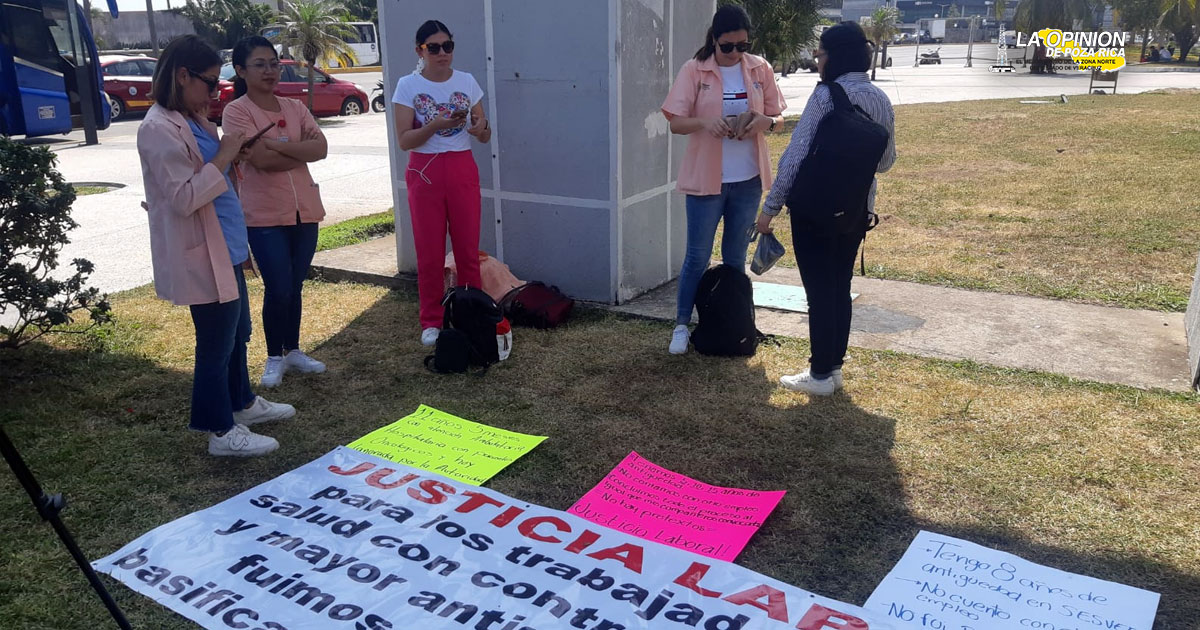 Manifestación en evento de IMSS Bienestar en WTC de Boca del Río