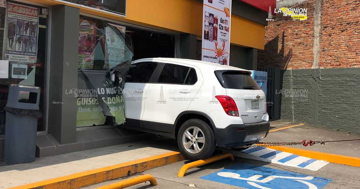 Con todo y camioneta entra al OXXO
