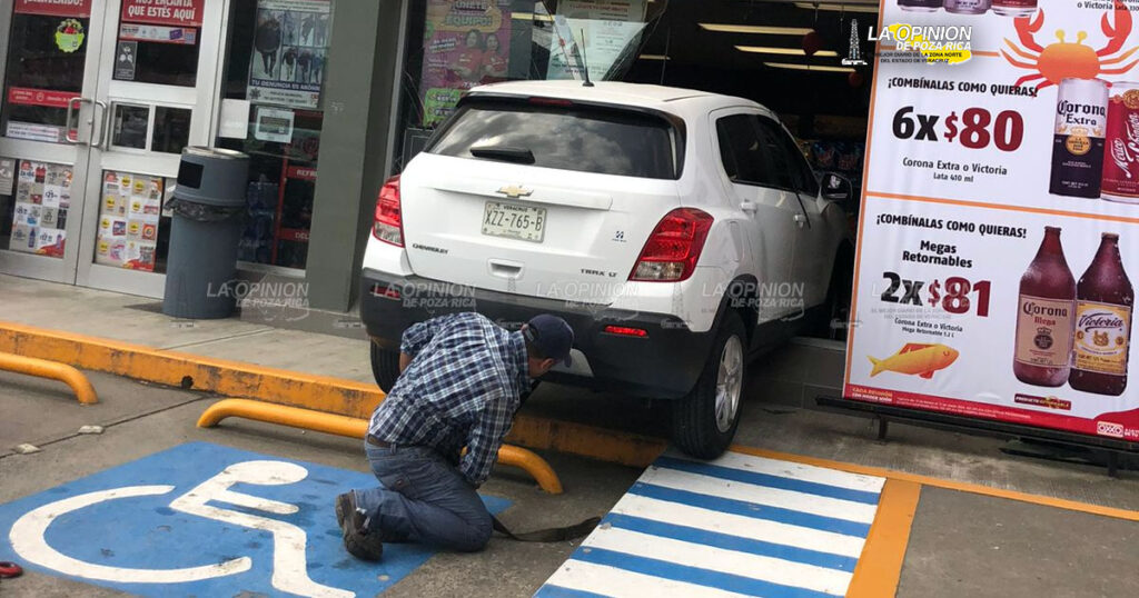Con todo y camioneta entra al OXXO