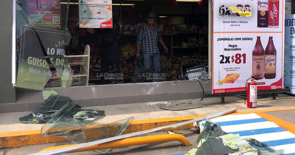 Con todo y camioneta entra al OXXO