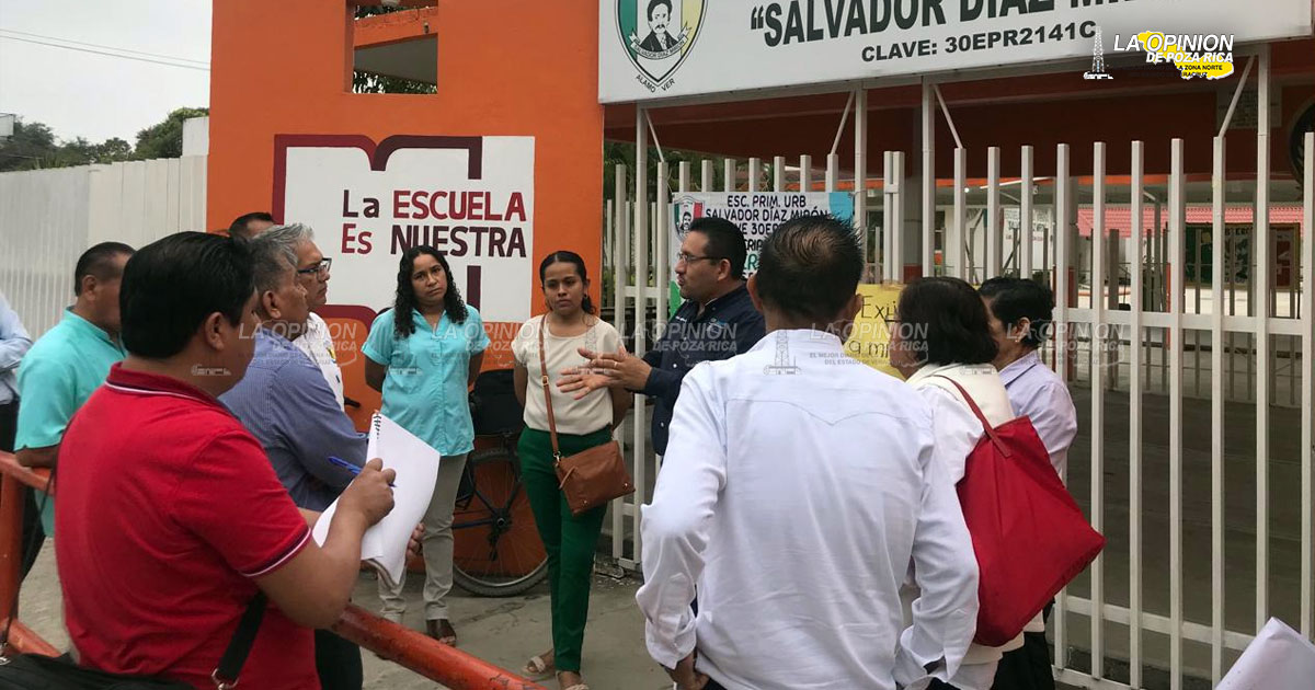 Grupo de maestros toma una primaria