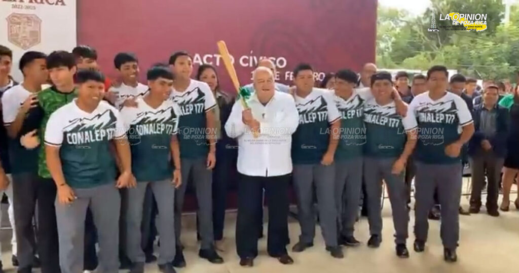 Entrega 'El Pulpo' Remes domo en el Conalep 177