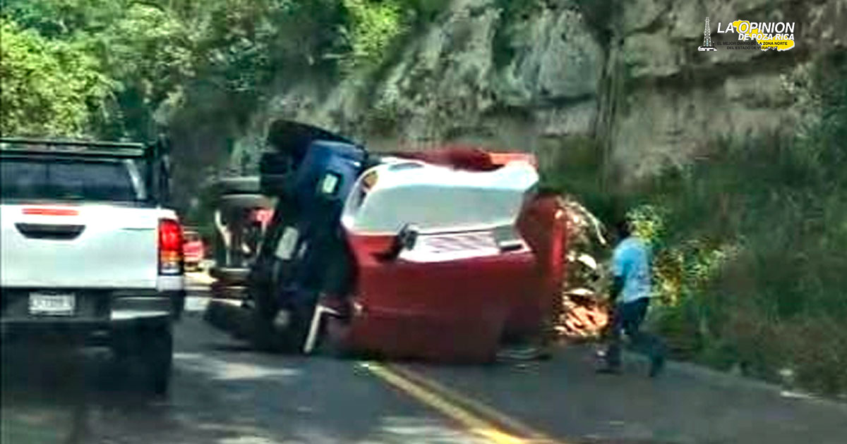 Vuelca pesada unidad en Cerro Grande