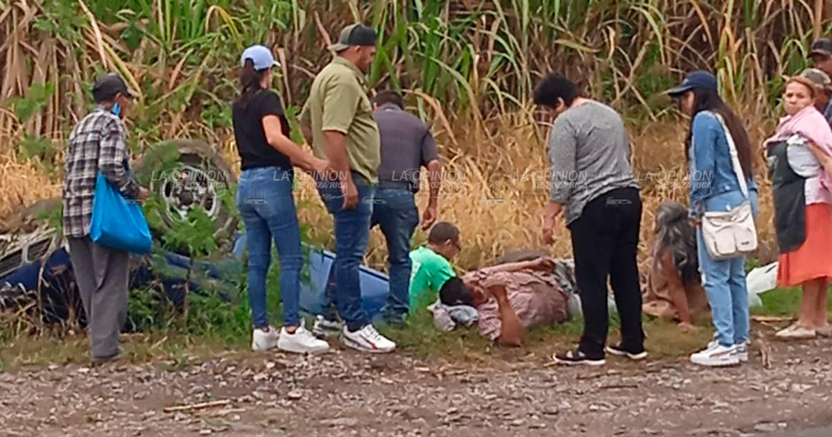 Vuelca camioneta deja dos lesionados como saldo