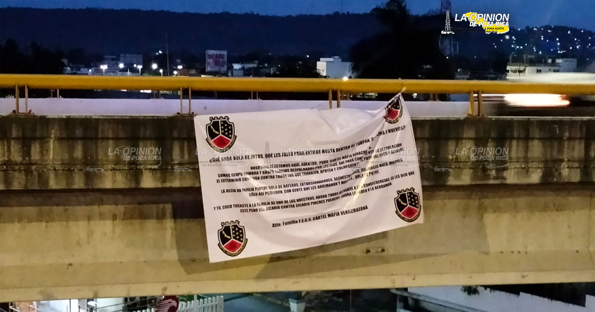 Cartel cuelga lonas en distribuidor vial