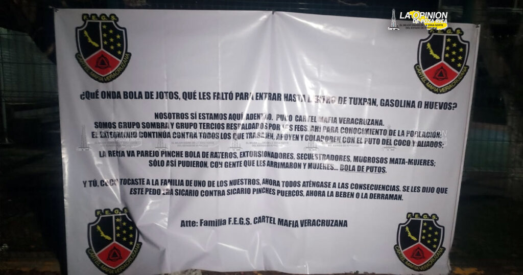 Cartel cuelga lonas en distribuidor vial
