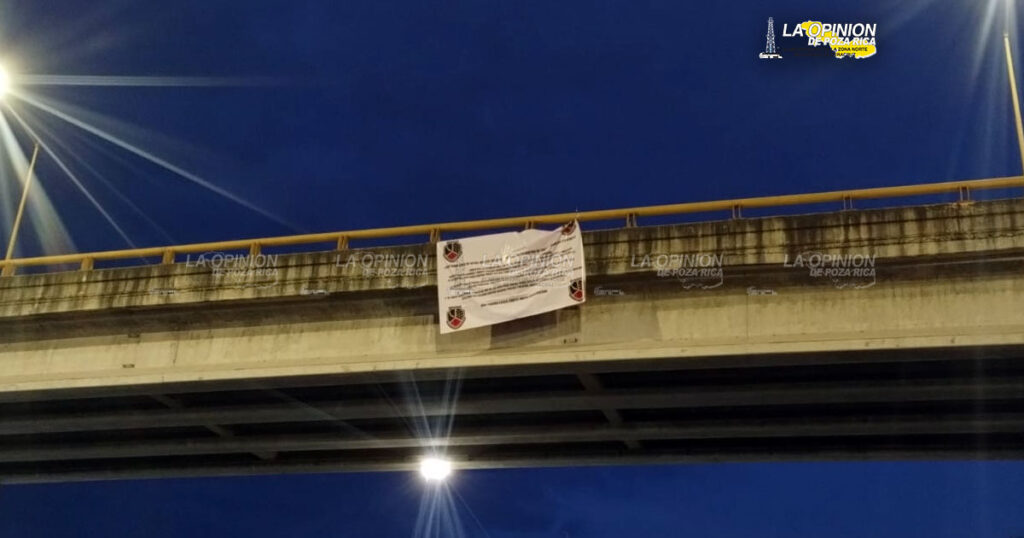 Cartel cuelga lonas en distribuidor vial