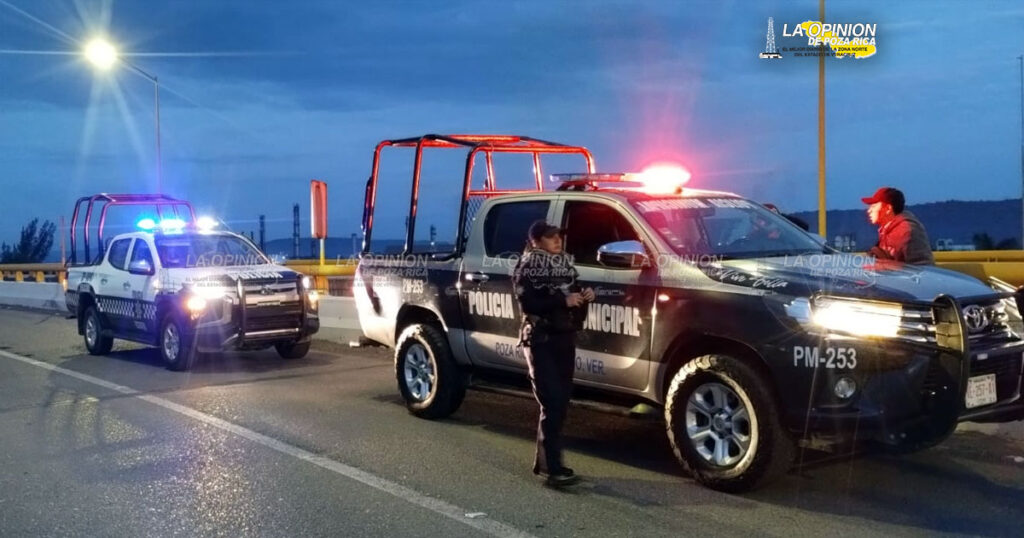 Cartel cuelga lonas en distribuidor vial