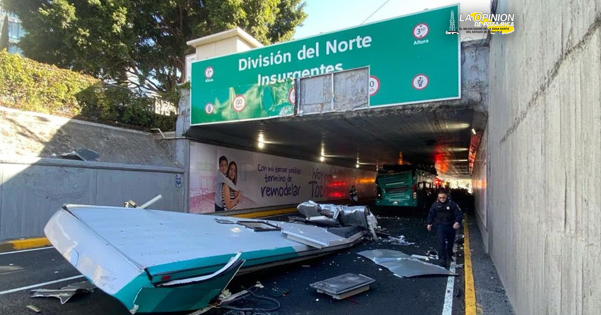 Un autobús turístico de dos pisos queda atrapado debajo de un puente en Viaducto, dejando varios heridos