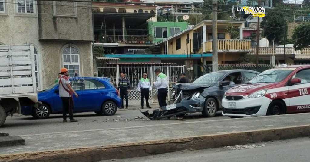 Destruyó su Nissan Versa en el bulevar Petromex